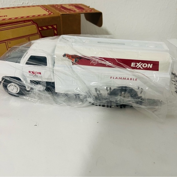 ERTL COMPANY EXXON ESSO Humble FORD F700 TANKER TRUCK DIECAST COIN BANK VINTAGE - Picture 7 of 7